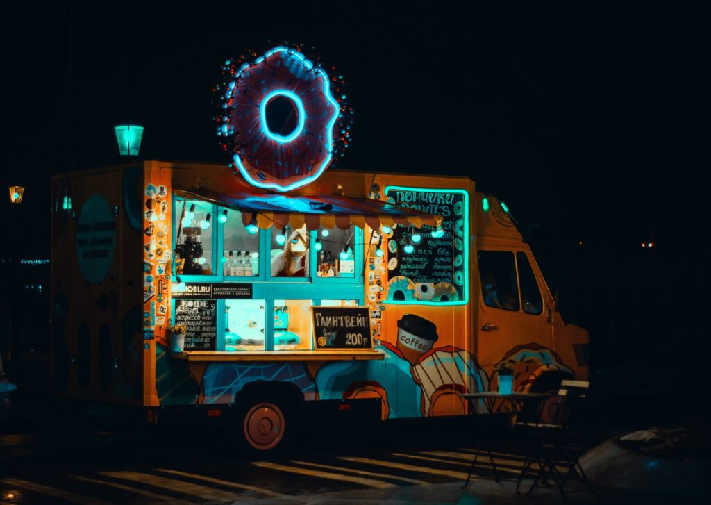 A good looking and appealing food truck will draw  more cutomer. 